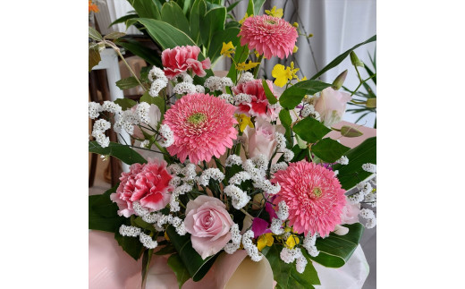 季節の生花アレンジ　Mサイズ 【 フラワー アレンジメント お花 ギフト プレゼント 贈り物 誕生日 お祝い 神奈川県 小田原市 】