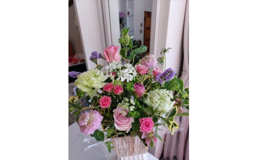 季節の生花アレンジ　Lサイズ 【 フラワー アレンジメント お花 ギフト プレゼント 贈り物 誕生日 お祝い 神奈川県 小田原市 】