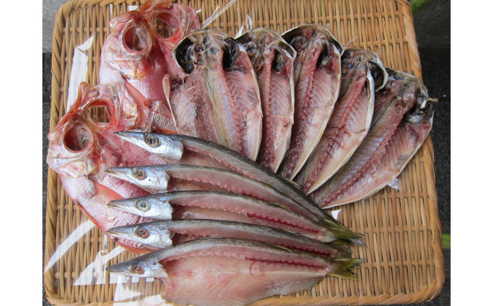 小田原ひもの詰合せ s45【惣菜 魚 干物 ひもの お取り寄せ 御中元 お中元 お歳暮 父の日 母の日 贈り物 家庭用 自宅用 贈答品 贈答用 ギフト 定番 朝食 朝ごはん 国産 中あじ、中かます、中金目鯛  神奈川県 小田原市 】