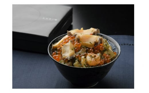 魚商　小田原六左衛門の海恵紅白310g　いくら　あわび　あおりいか　ほたて　あかもく　甘エビ　数の子【家庭用 自宅用 贈答品 贈答用 ギフト ビール お取り寄せ 御中元 お中元 お歳暮 父の日 母の日 贈り物 日本酒 焼酎 神奈川県 小田原市 】