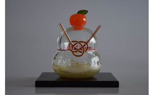 ガラスの鏡餅(黒台付き）銀箔使用＜Mサイズ＞【鏡餅 吹きガラス工房 ガラス お正月 鏡餅約10m×約8cm 黒台12cm×9cm ハンドメイド 職人手作り 工芸品 伝統工房で作成 老舗ガラス工房 神奈川県 小田原市 】