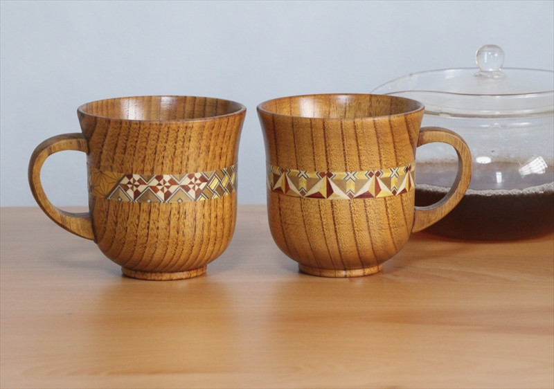 【箱根寄木細工　マグカップ2点セット】軽くて割れにくく保温性が高い木製カップを、寄木細工で彩りました。【 キッチン用品 食器 雑貨 日用品 木製食器　職人メイド 工芸品 職人の手作り おしゃれ食器 神奈川県 小田原市 】
