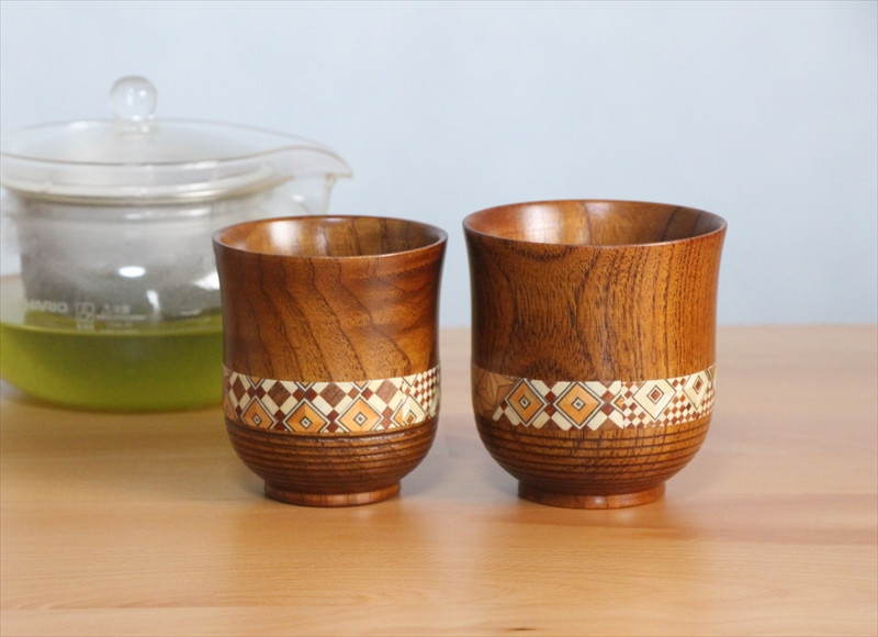 【箱根寄木細工　夫婦湯呑】寄木細工を配した大小の木製湯呑は軽くて割れにくく、夫婦湯呑としてお使いいただけます。【 キッチン用品 食器 雑貨 日用品 木製食器　職人メイド 工芸品 職人の手作り おしゃれ食器 神奈川県 小田原市 】