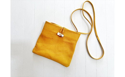 鹿の角ボタンのウォーカーズサコッシュ(イエロー)【 神奈川県 小田原市 】