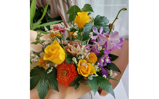 季節の生花アレンジ　Sサイズ 【 フラワー アレンジメント お花 ギフト プレゼント 贈り物 誕生日 お祝い 神奈川県 小田原市 】