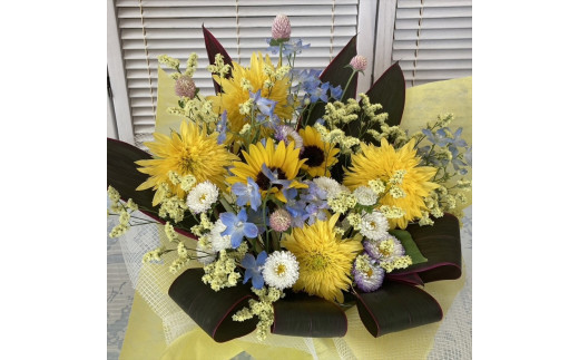 季節の生花アレンジ　Mサイズ 【 フラワー アレンジメント お花 ギフト プレゼント 贈り物 誕生日 お祝い 神奈川県 小田原市 】