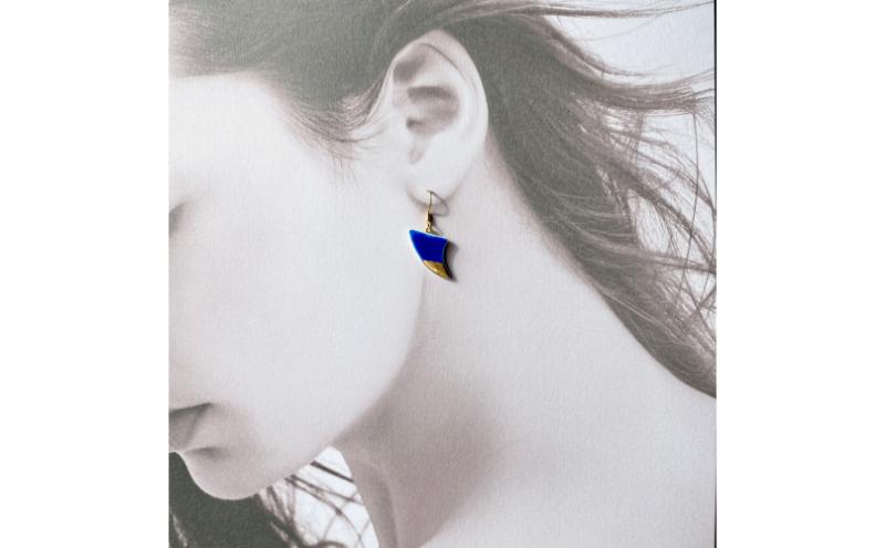 【ふるさと納税】茅ヶ崎市 湘南 陶磁器 ピアス 上品 かわいい レディース ギフト プレゼント 誕生日 母の日 お祝い サマーギフト ゴールド 金 アート アクセサリー Artopus.SHONAN イヤリング フィン ディープブルー