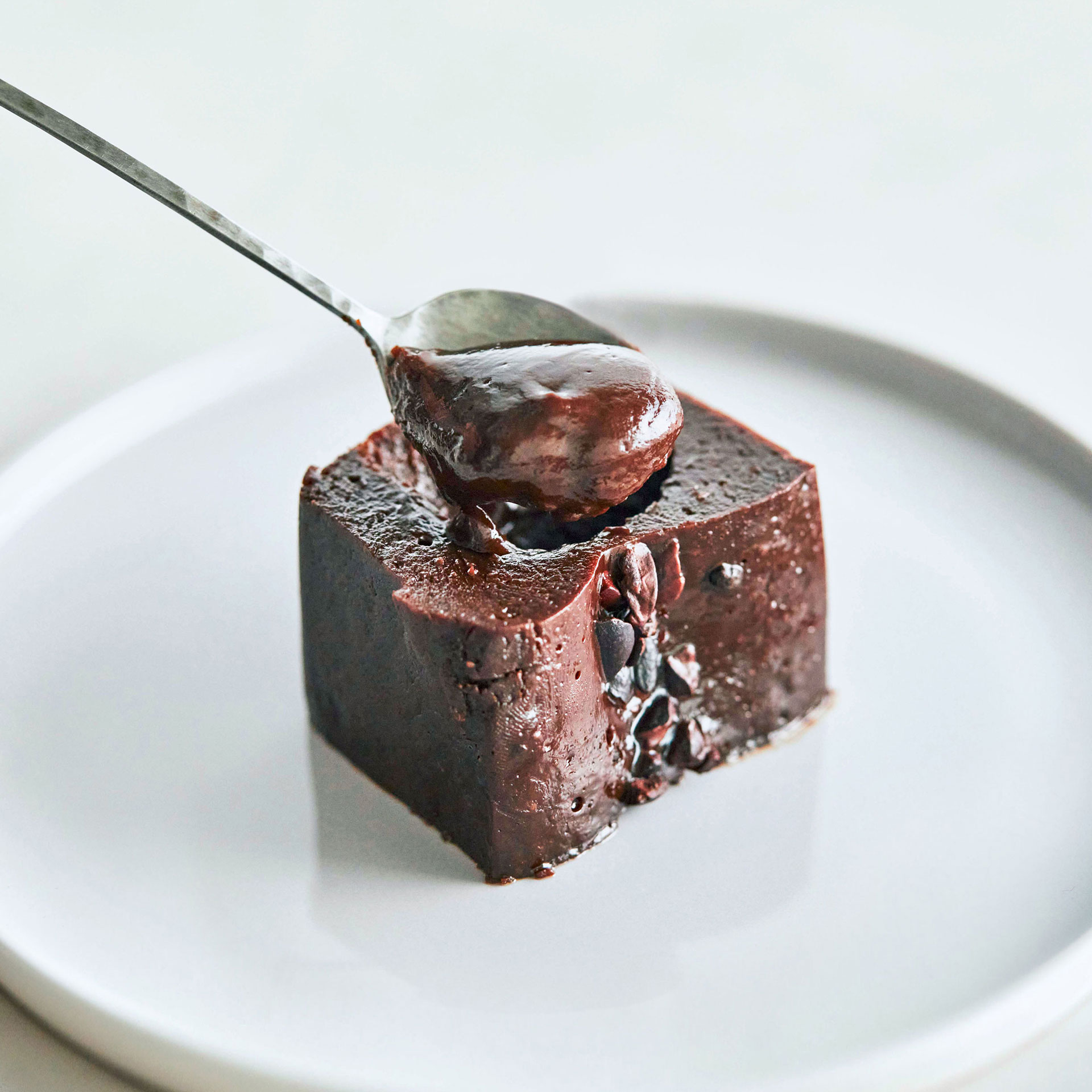 【ふるさと納税】MAISON CACAO メゾンカカオ 濃厚生ガトーショコラ 300g 驚きの口どけ 冷凍配送 神奈川県茅ヶ崎市