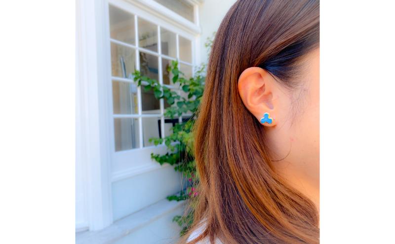 【ふるさと納税】茅ヶ崎市 湘南 陶磁器 ピアス 上品 かわいい レディース ギフト プレゼント 誕生日 母の日 お祝い サマーギフト ゴールド 金 アート アクセサリー Artopus.SHONAN イヤリング ファミリア ライトブルー