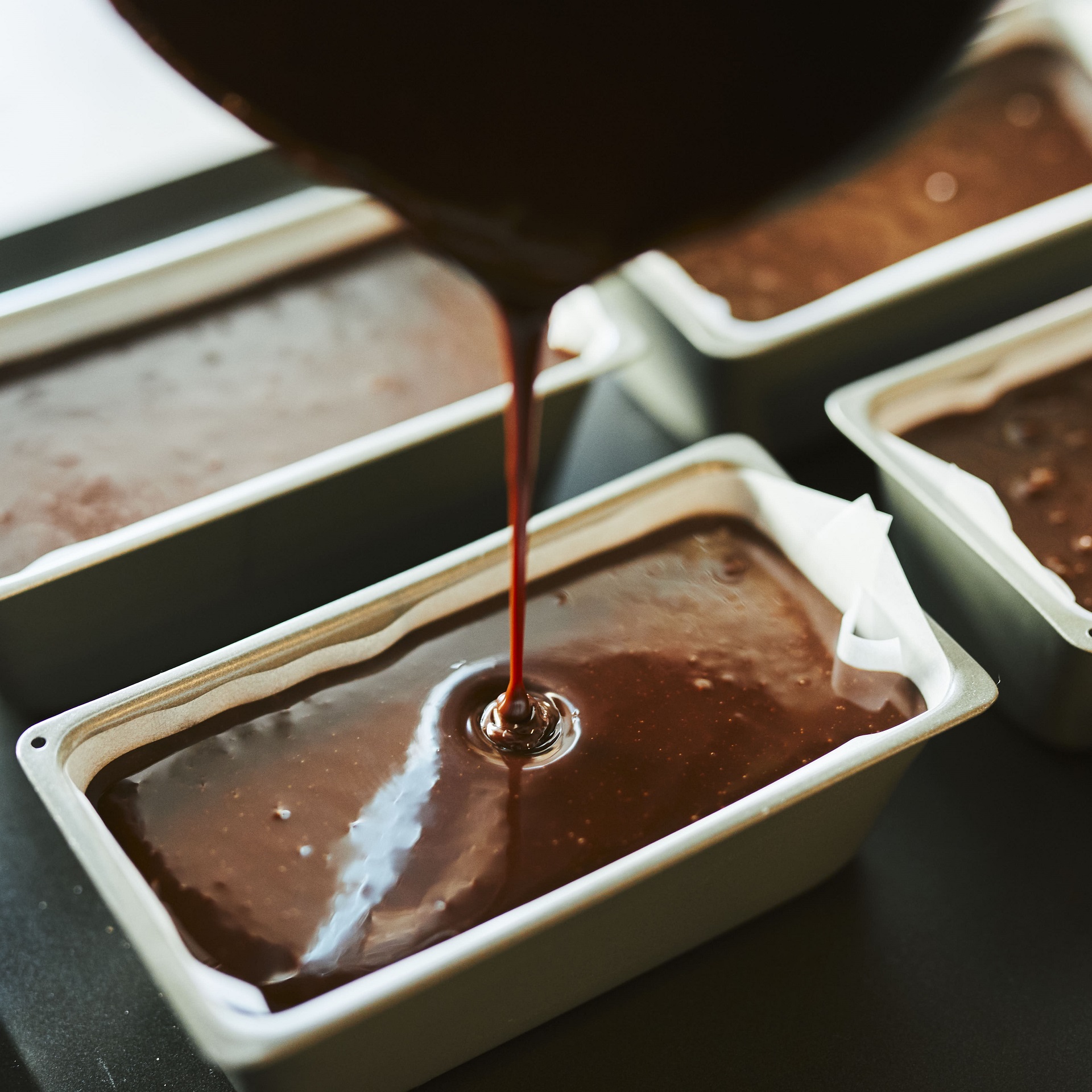 【ふるさと納税】MAISON CACAO メゾンカカオ 濃厚生ガトーショコラ 300g 驚きの口どけ 冷凍配送 神奈川県茅ヶ崎市