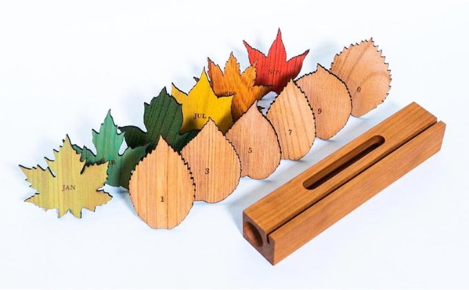 木製iPhoneスティックスピーカー　トキノハ - Perpetual Calendar - チェリー