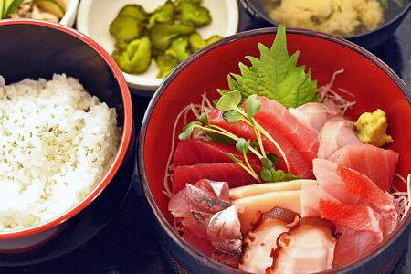 老舗魚屋直営店！まぐろ食堂七兵衛丸お食事券＋お土産セット（1名様分）　M006-003-01