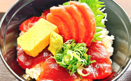 三崎「魚市場食堂」 特製熟成ダレのまぐろ漬け丼ペア お食事券　M017-002