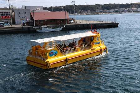 水中観光船にじいろさかな号乗船券ペアチケット＋【三崎港うらり】手ぶらでBBQ機材貸出ペアチケット　M033-005