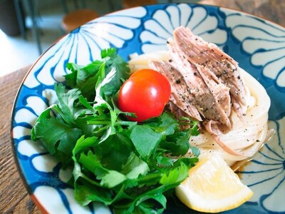 本漆の伝統金継ぎ体験と「うどんはるかぜ」まぐろづくしお食事券チケット【金継ぎ皿付き】　M102-002-01