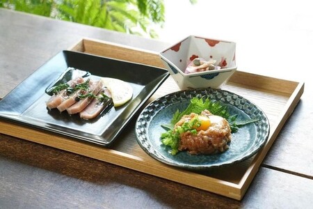 本漆の伝統金継ぎ体験と「うどんはるかぜ」まぐろづくしお食事券チケット【金継ぎ皿付き】　M102-002-01