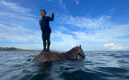 乗るだけの乗馬から、馬と一緒に楽しむ乗馬へ 三浦の海で馬と一緒に海水浴 ～海馬：うみうま90分～　M106-002