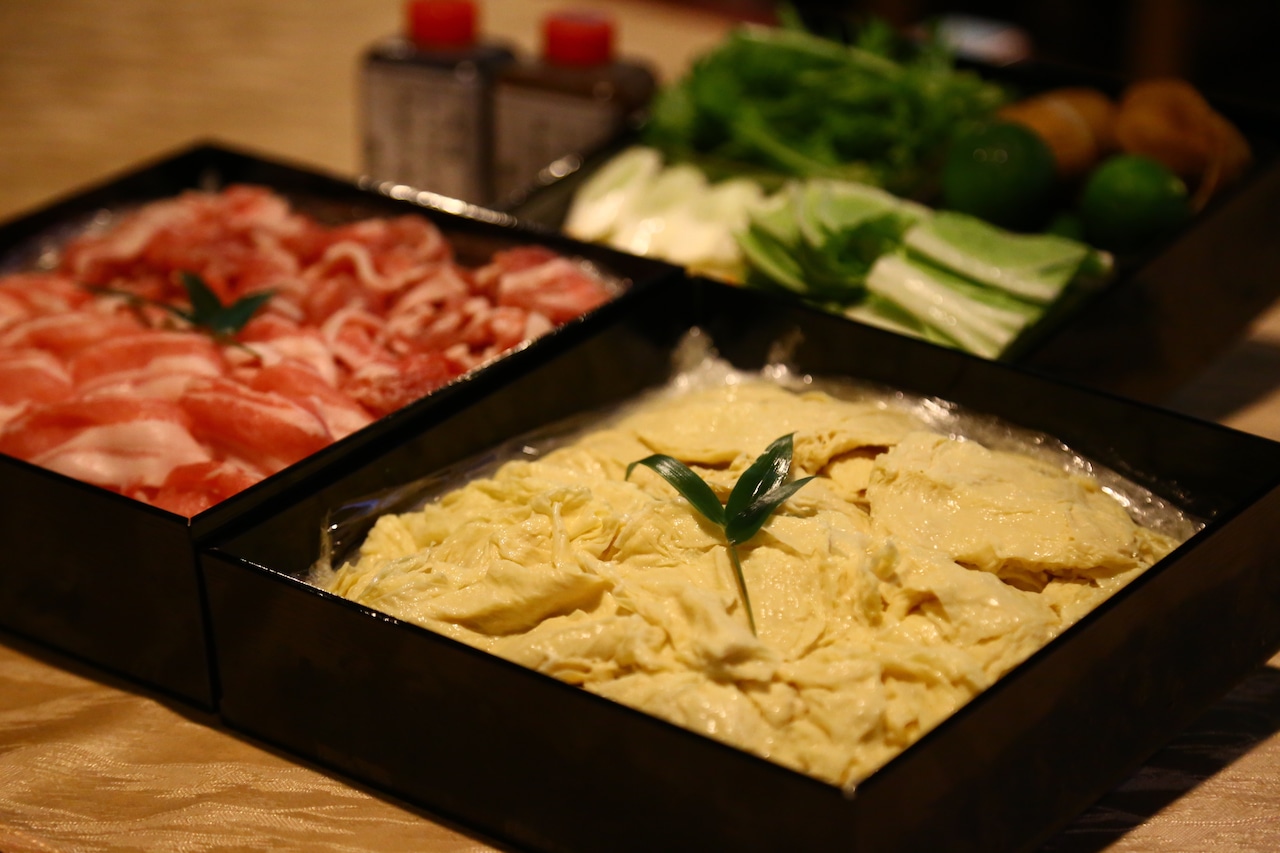 伊勢原ハーブポークと生湯葉のしゃぶしゃぶセット うれしい野菜付き (5人前)《重箱入り／冷凍チルドでお届け》とうふ料理 夢心亭｜神奈川県 ギフト 贈りもの プレゼント 人気 お土産 正月 肉の日 おかず 豚肉 [0899]