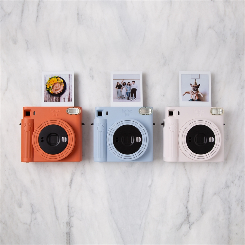 「インスタントカメラinstax™“チェキ”スクエアセット」instax™ スクエアフォーマットフィルム 2パック×20（合計400枚撮影可能）インスタントカメラ“チェキ”「instax SQUARE SQ1™ Chalk White」×1