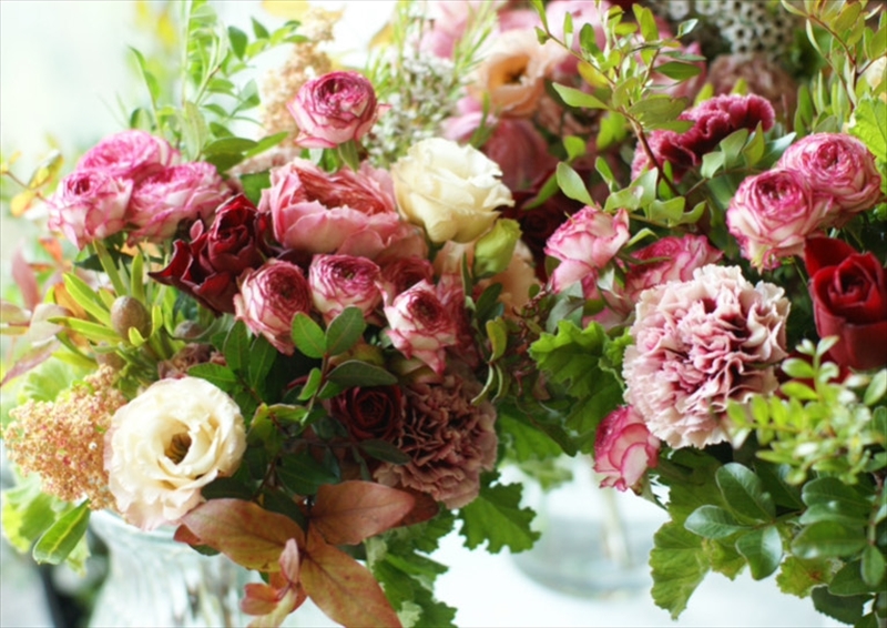 季節のブーケ（花束・生花：赤系）　事前やりとりしてのオーダーメイド。旬のお花と季節のグリーン、実物や枝物等を合わせてご用意いたします。【 花束 ブーケ 神奈川県 大磯町 】