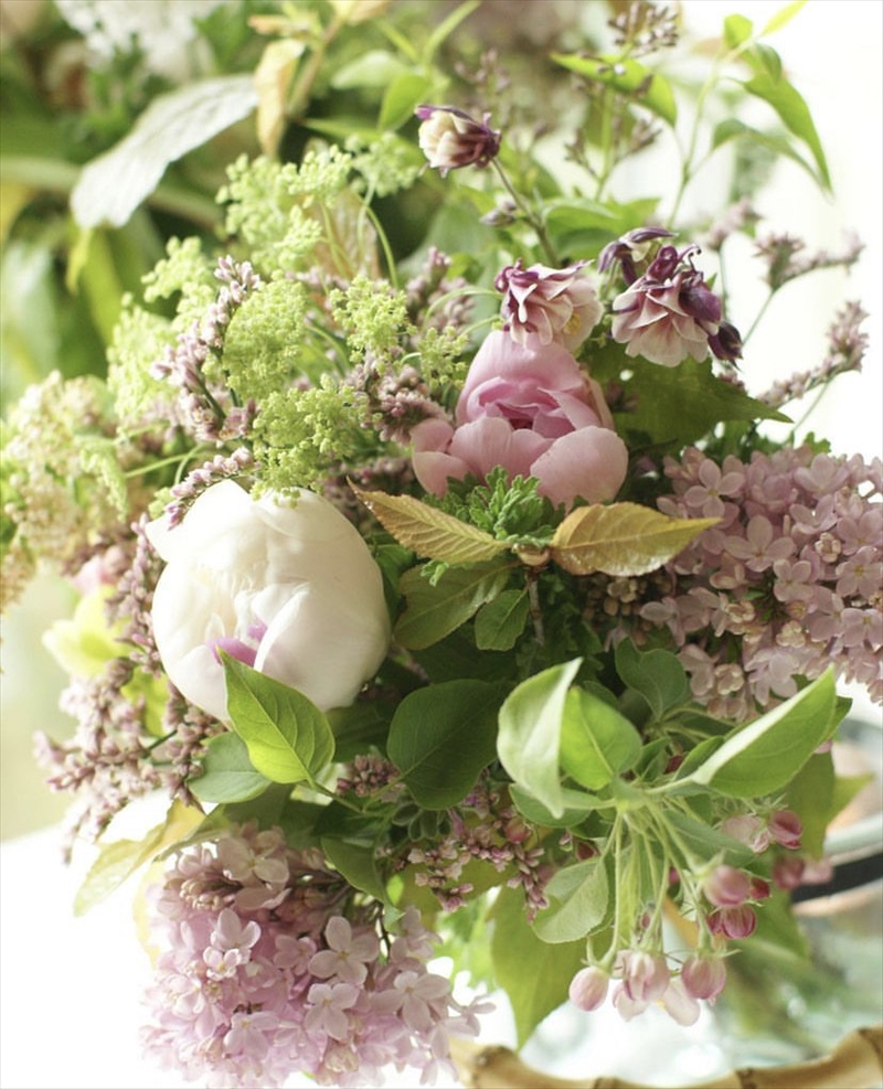 季節のアレンジメント（アレンジメント・生花：ピンク系）　事前やりとりしてのオーダーメイド。旬のお花と季節のグリーン、実物や枝物等を合わせてご用意いたします。【 花束 アレンジメント 神奈川県 大磯町 】