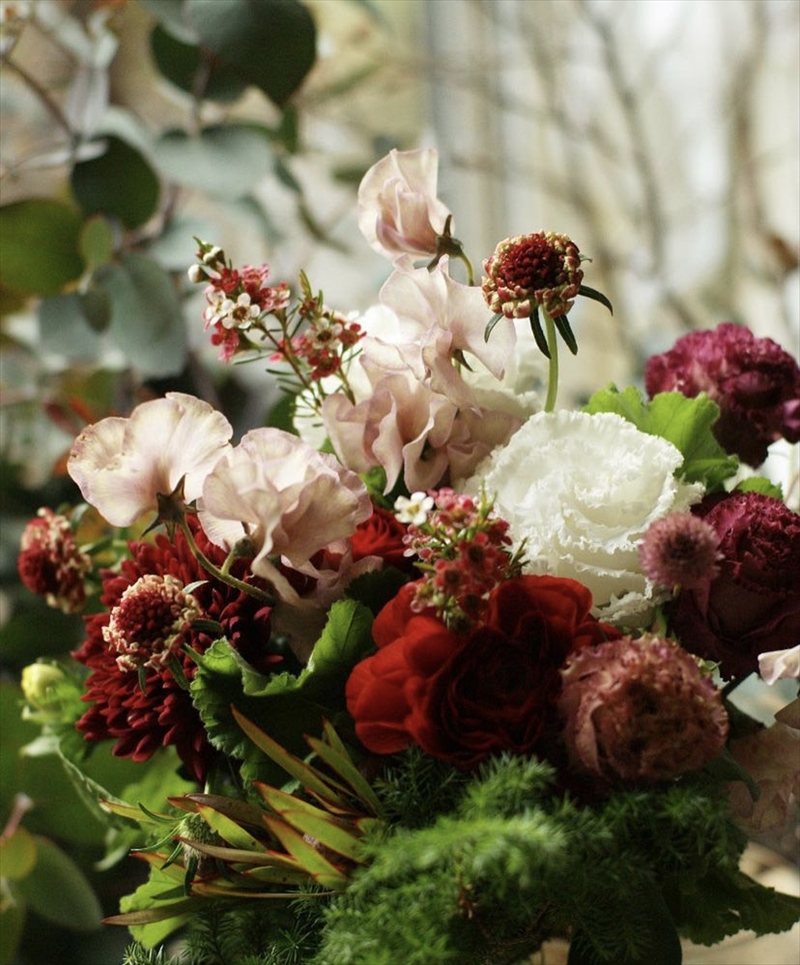 季節のアレンジメント（アレンジメント・生花：赤系）　事前やりとりしてのオーダーメイド。旬のお花と季節のグリーン、実物や枝物等を合わせてご用意いたします。【 花束 アレンジメント 神奈川県 大磯町 】