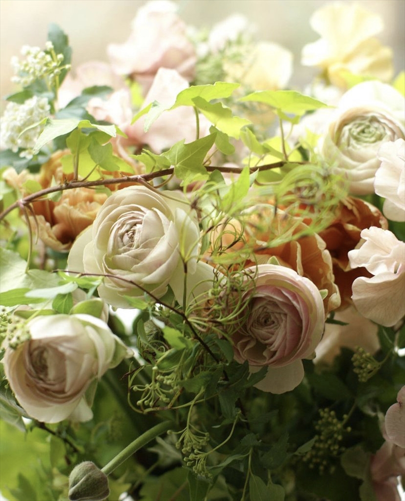 季節のアレンジメント（アレンジメント・生花：黄色×オレンジ系）　事前やりとりしてのオーダーメイド。旬のお花と季節のグリーン、実物や枝物等を合わせてご用意いたします。【 花束 アレンジメント 神奈川県 大磯町 】