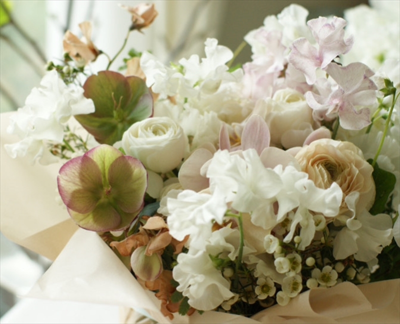 季節のアレンジメント（アレンジメント・生花：白×グリーン系）　事前やりとりしてのオーダーメイド。旬のお花と季節のグリーン、実物や枝物等を合わせてご用意いたします。【 花束 アレンジメント 神奈川県 大磯町 】