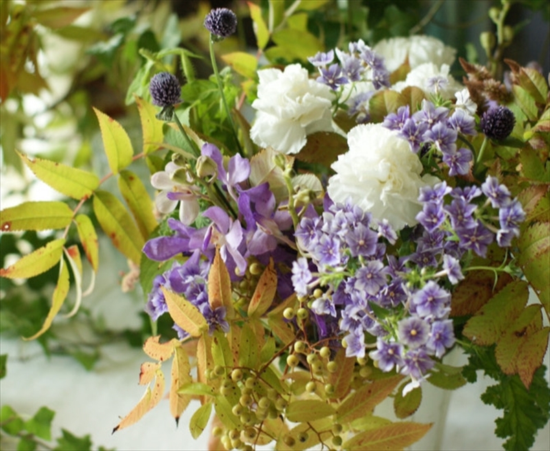 【アレンジメント定期便】＜4ヶ月連続で毎月お届け（全4回プラン）＞ 旬のお花と 季節のグリーン、実物や枝物等を合わせてご用意いたします。 花色はお任せいただきます。【 生花 アレンジメント 神奈川県 大磯町 】