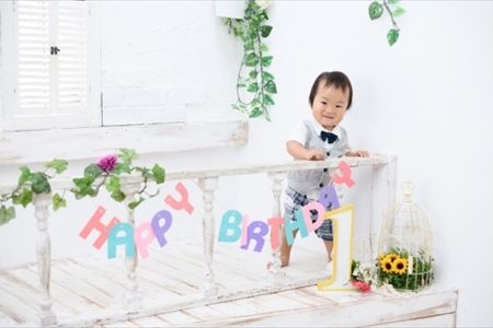 お誕生日のプレゼントに最適 ２面アルバム付撮影券 スタジオ撮影 ＜記念日フォト/バースデー/アニバーサリー＞