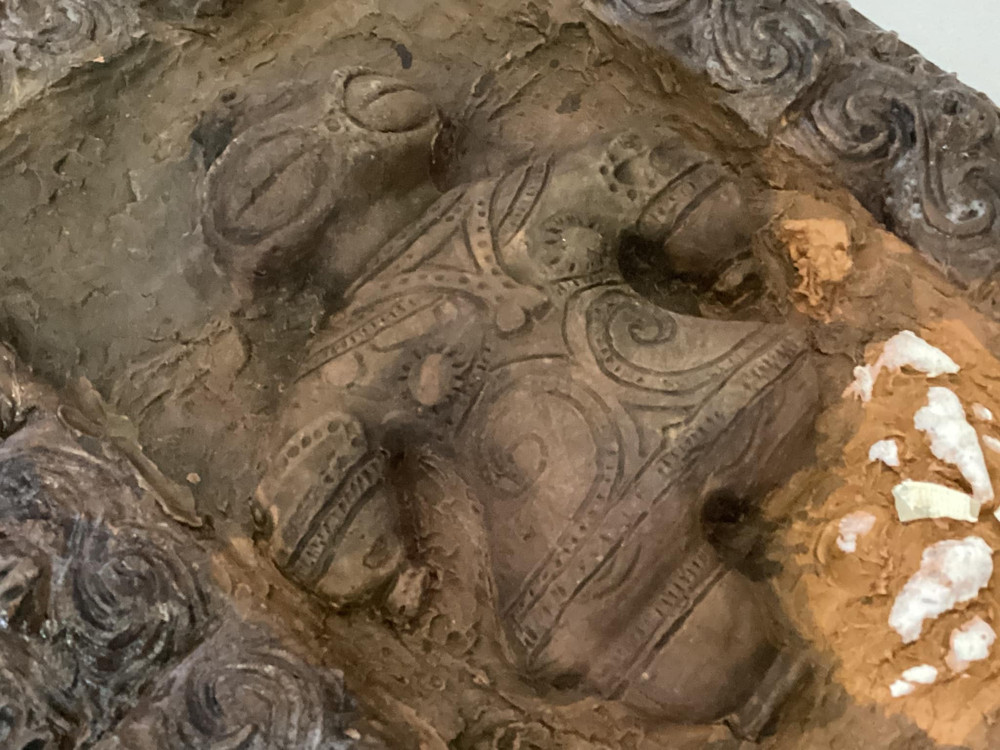 縄文発掘レリーフ　遮光器土偶（片足）