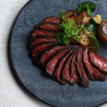 雪室熟成和牛イチボの低温調理(56度で4時間)＋Bit特製ガーリックソース