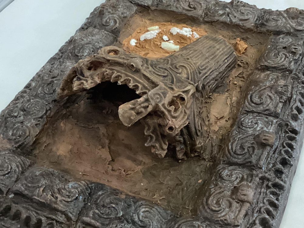 縄文発掘レリーフ（火焔型土器）