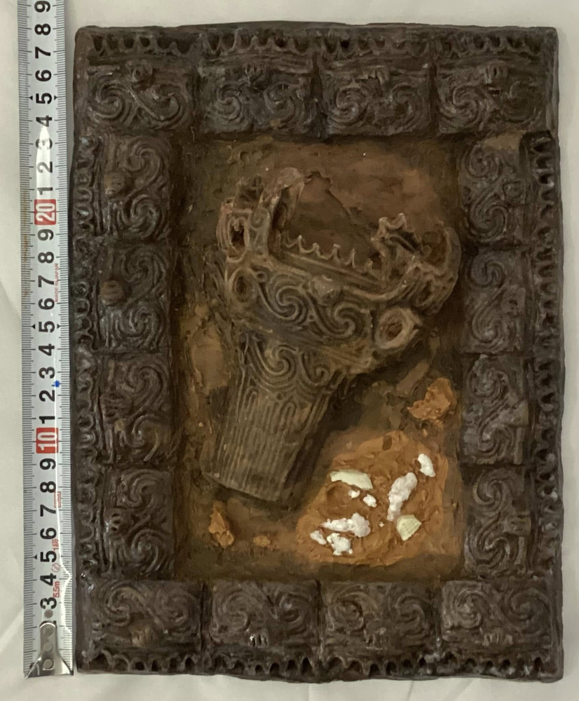 縄文発掘レリーフ（火焔型土器）