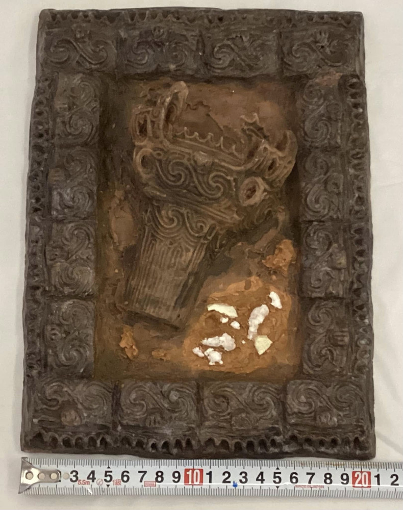 縄文発掘レリーフ（火焔型土器）