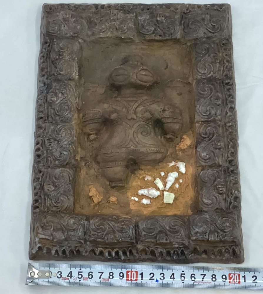 縄文発掘レリーフ　遮光器土偶（片足）