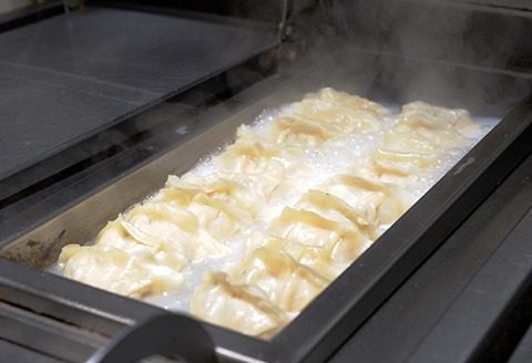 I7-02A昭和34年創業 地域密着の町中華屋が作る当店1番人気「金子の餃子」