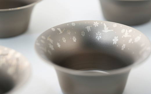 純チタン製お猪口 富士(Fuji) ・冬(雪) オシャレ おちょこ ぐい吞み おしゃれ 酒器 日本酒 チタン 燕三条製 プレゼント 退職祝い 【022S066】