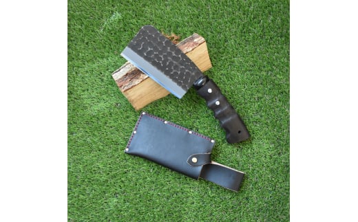 ［山人］薪割りに 槌目両刃鉈（ナタ） 鋼付 牛革ケース入 キャンプ用品 アウトドア用品 鉈（ナタ） 小型斧（オノ）【048S001】