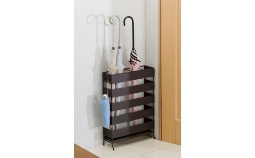 玄関で邪魔にならないスリム傘立て フック付 ブラウン 傘立て 水受けトレー付 シンプル スリムタイプ 【026S019】