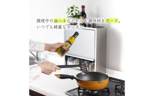 ヘアライン風 ステンレス製 スパイスラック 4杯 調味料入れ スパイスストッカー 大容量収納 フラップ扉 キッチン収納 シルバー シンプル 燕三条製 [川口工器]【041S008】