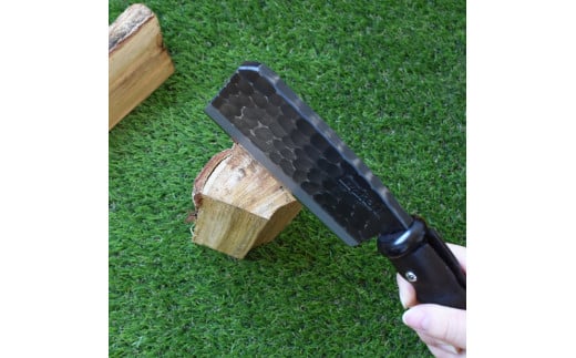 ［山人］薪割りに 槌目両刃鉈（ナタ） 鋼付 牛革ケース入 キャンプ用品 アウトドア用品 鉈（ナタ） 小型斧（オノ）【048S001】