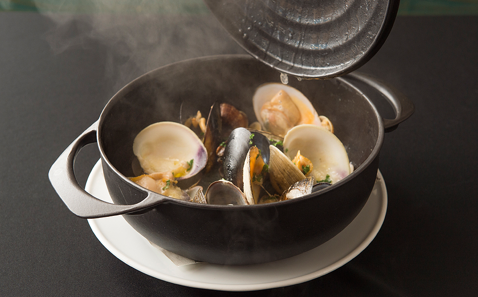 [UNILLOY（ユニロイ）] 浅型キャセロール（ホーロー鍋） 22cm くろがね【065P008】