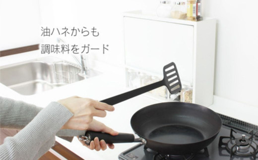 白いスパイスラック・ポット４杯 調味料入れ スパイスストッカー 大容量収納 フラップ扉 キッチン収納 ホワイト シンプル 燕三条製 [川口工器] 【037S011】