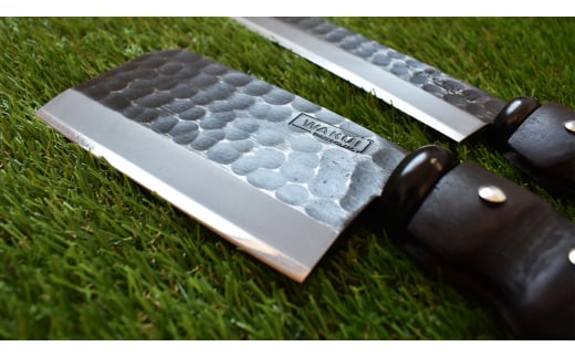 ［山人］薪割りに 槌目両刃鉈（ナタ） 鋼付 牛革ケース入 キャンプ用品 アウトドア用品 鉈（ナタ） 小型斧（オノ）【048S001】