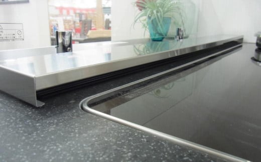 ステンレス伸縮式コンロ奥ラック 薄型 ［幅60～90cm］ トリプルワイド3連対応 キッチン用品 収納 シンプル 燕三条製 【019S048】