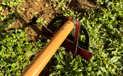 草削り立鎌210mm 刃先カバー付 草刈り 除草道具 園芸用品 燕三条製 [相田合同工場] 【022S055】