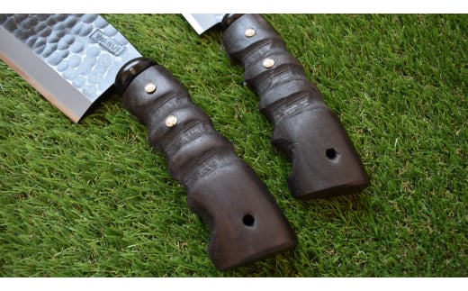 ［山人］薪割りに 槌目両刃鉈（ナタ） 鋼付 牛革ケース入 キャンプ用品 アウトドア用品 鉈（ナタ） 小型斧（オノ）【048S001】