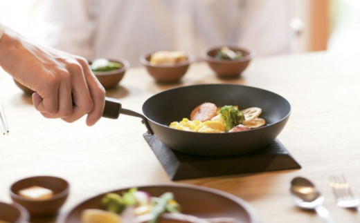 サビに強い鉄フライパン 20cm キッチン用品 新生活 一人暮らし 燕三条製 [プリンス工業] 【020S031】