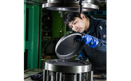 [大人の鉄板] 4.5mmの厚みが肉の旨みを引き出す フライパン26cm（蓋付き）&ウッドボードセット【038P007】